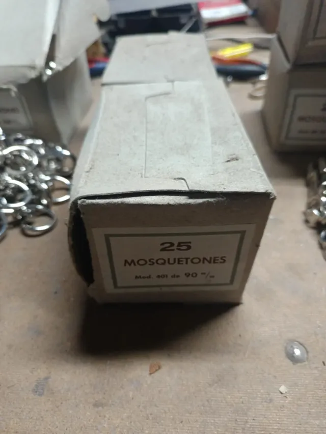 Mosquetones metálicos de distintos tamaños 