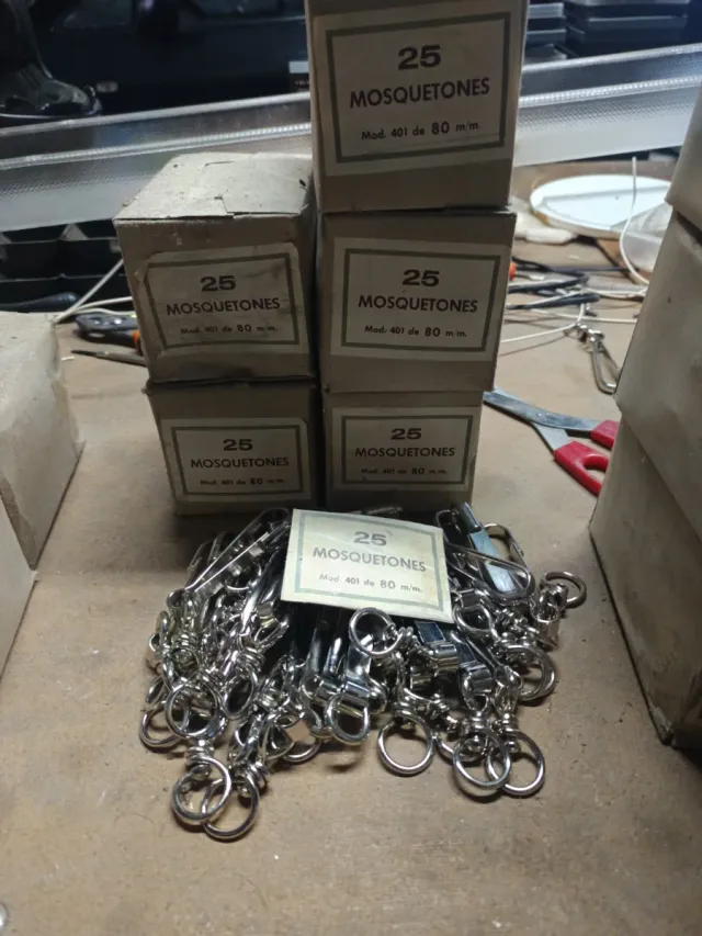 Mosquetones metálicos de distintos tamaños 
