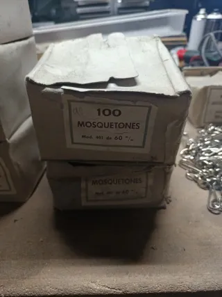 Mosquetones metálicos de distintos tamaños