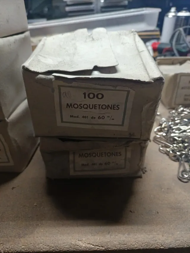 Mosquetones metálicos de distintos tamaños 