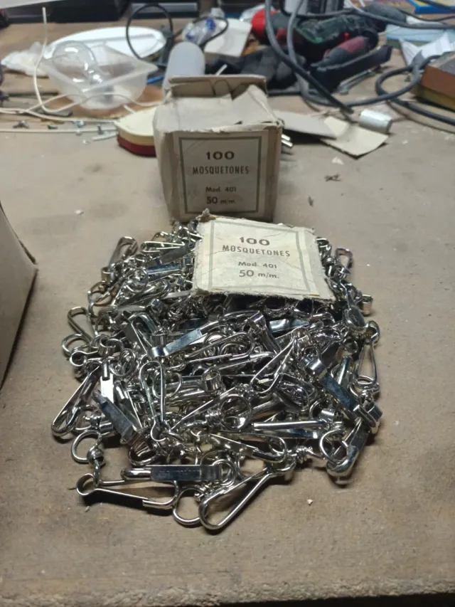 Mosquetones metálicos de distintos tamaños 