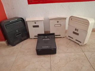13 euros c/u Buzones de plástico y metal