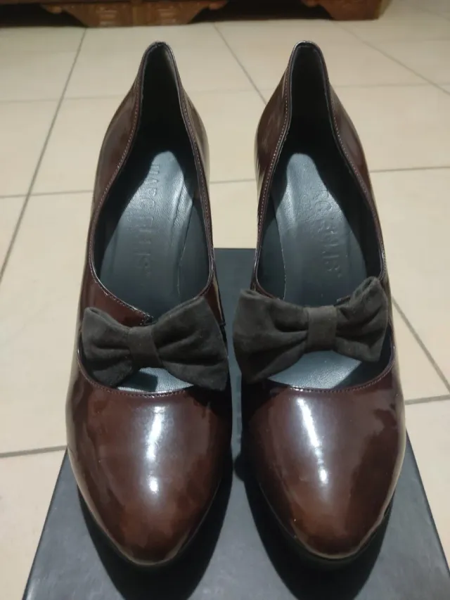 Décolleté vernice con fiocco marrone