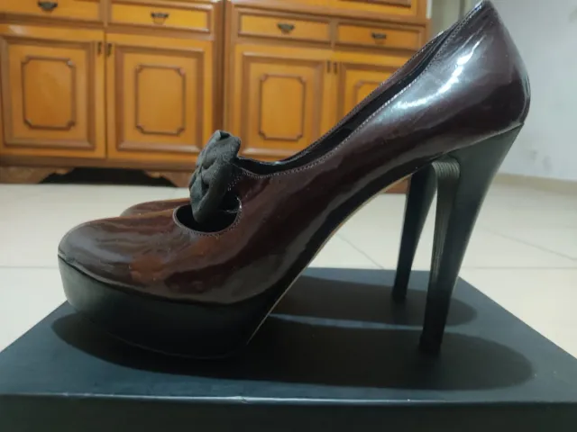 Décolleté vernice con fiocco marrone