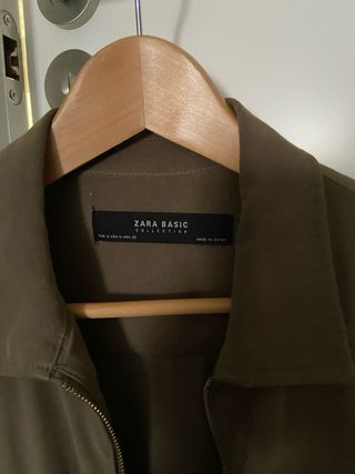 Chaqueta Zara ligera verde oliva