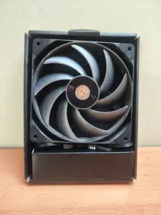1x Ventilador Thermaltake TOUGHFAN 14 Pro