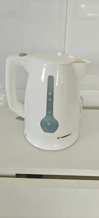 Hervidor de agua , tostadora y cafetera de goteo