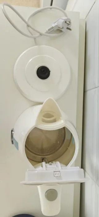 Hervidor de agua , tostadora y cafetera de goteo