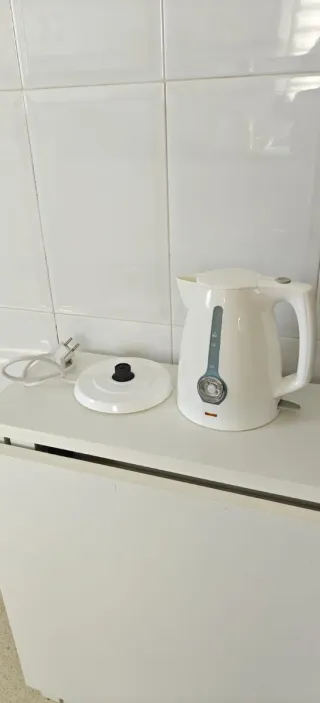Hervidor de agua , tostadora y cafetera de goteo