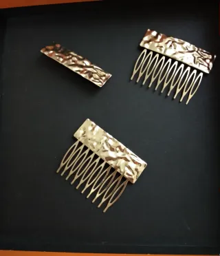 Juego 2 peinetas y 1 broche dorado