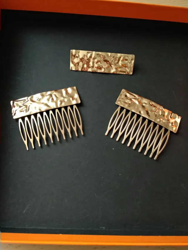 Juego 2 peinetas y 1 broche dorado