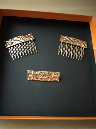 Juego 2 peinetas y 1 broche dorado