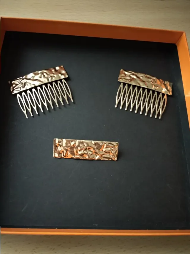 Juego 2 peinetas y 1 broche dorado
