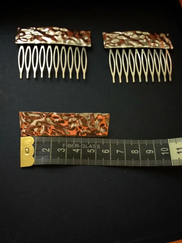 Juego 2 peinetas y 1 broche dorado