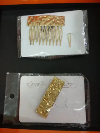 Juego 2 peinetas y 1 broche dorado