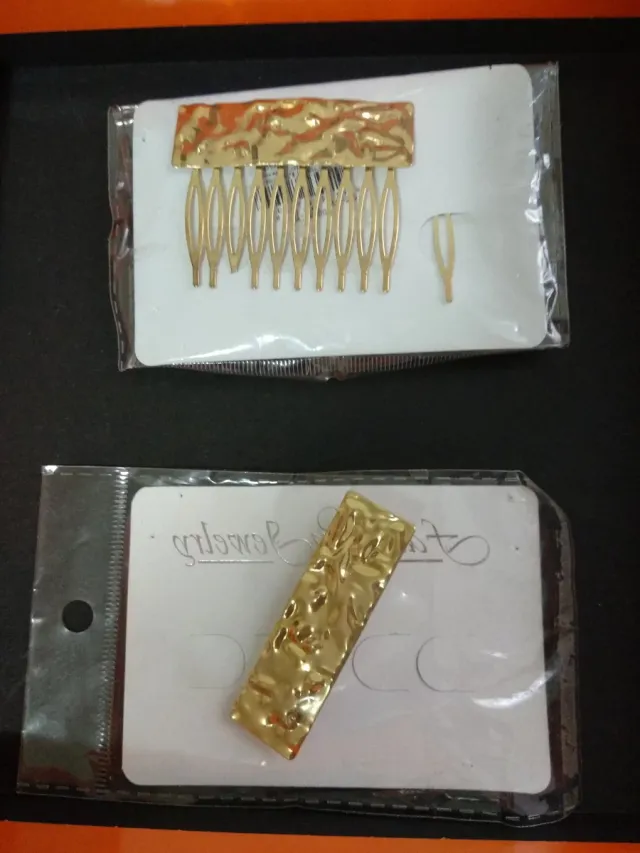 Juego 2 peinetas y 1 broche dorado