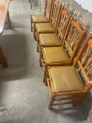 Mesa de madera con 5 sillas