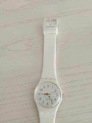 Reloj Swatch Blanco y Dorado