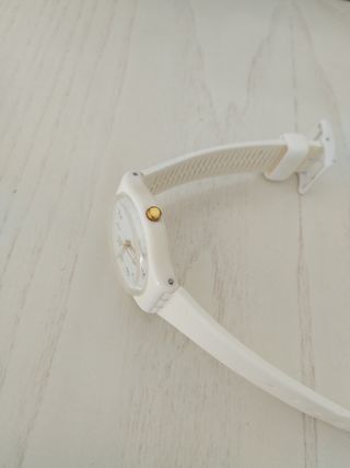 Reloj Swatch Blanco y Dorado