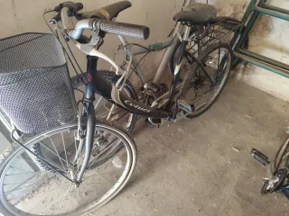 Bicicleta de paseo urbana con cesta