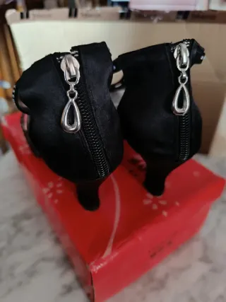 Zapatos de baile negros y plateados