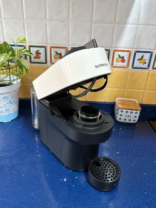 Cafetera Nespresso Vertuo Pop Blanca y Negra