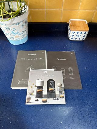 Cafetera Nespresso Vertuo Pop Blanca y Negra