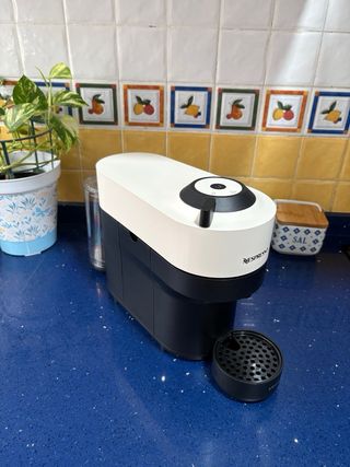 Cafetera Nespresso Vertuo Pop Blanca y Negra