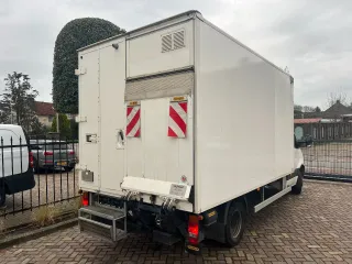Caja de camión con plataforma elevadora