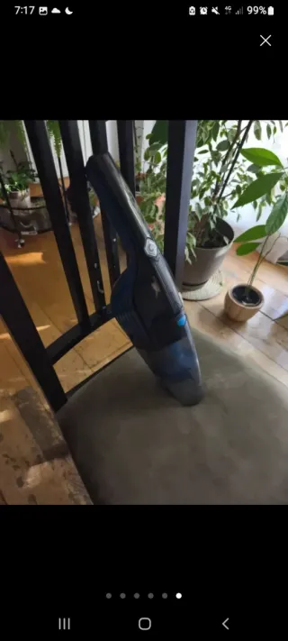 Aspiradora escoba negra y azul