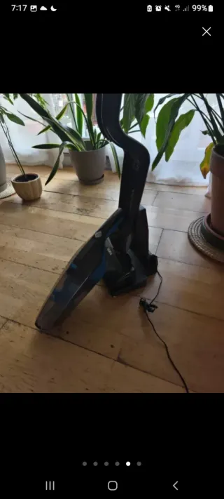 Aspiradora escoba negra y azul