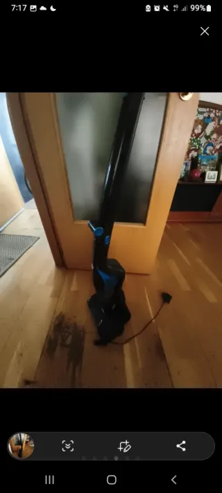 Aspiradora escoba negra y azul