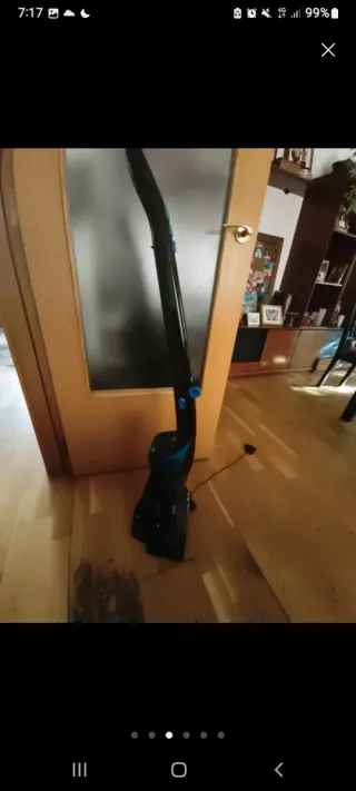 Aspiradora escoba negra y azul