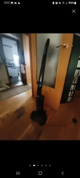 Aspiradora escoba negra y azul