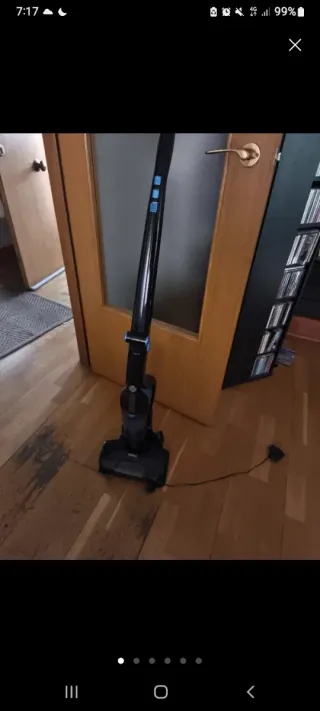 Aspiradora escoba negra y azul