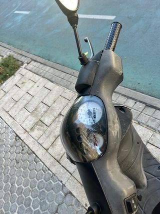 Moto Piaggio Zip Negra