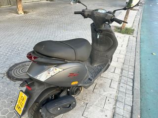 Moto Piaggio Zip Negra