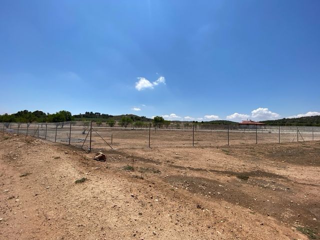 Parcela con buen vallado y agua de riego