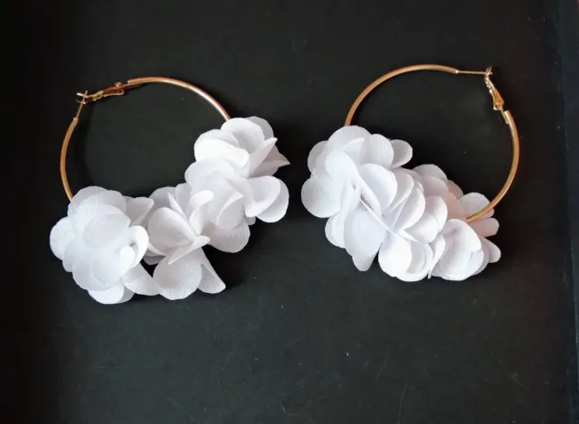 Pendientes Flamenca Flores Blancas Aro Dorado