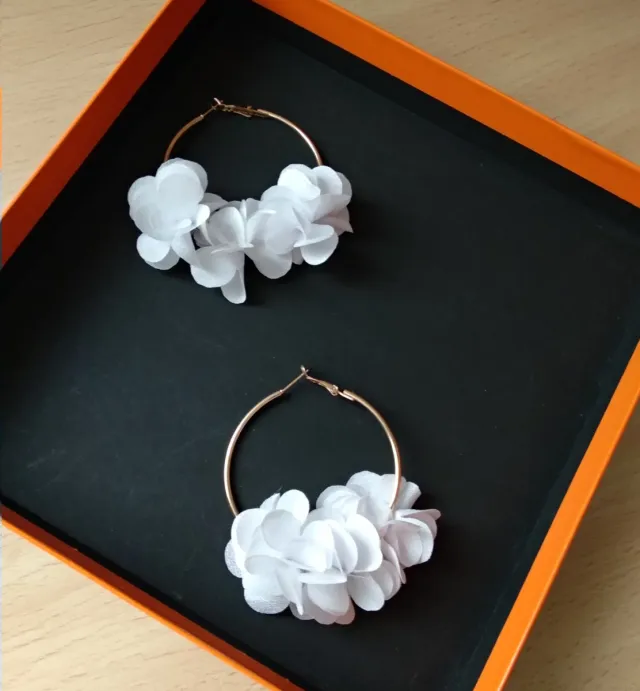 Pendientes Flamenca Flores Blancas Aro Dorado