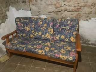 Sofá de madera con estampado floral