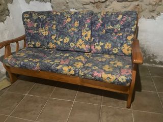 Sofá de madera con estampado floral