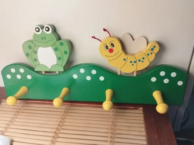 Perchero infantil madera rana y oruga