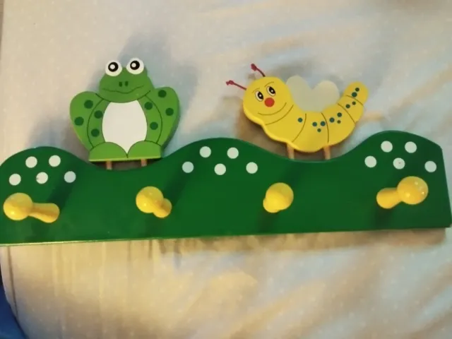 Perchero infantil madera rana y oruga