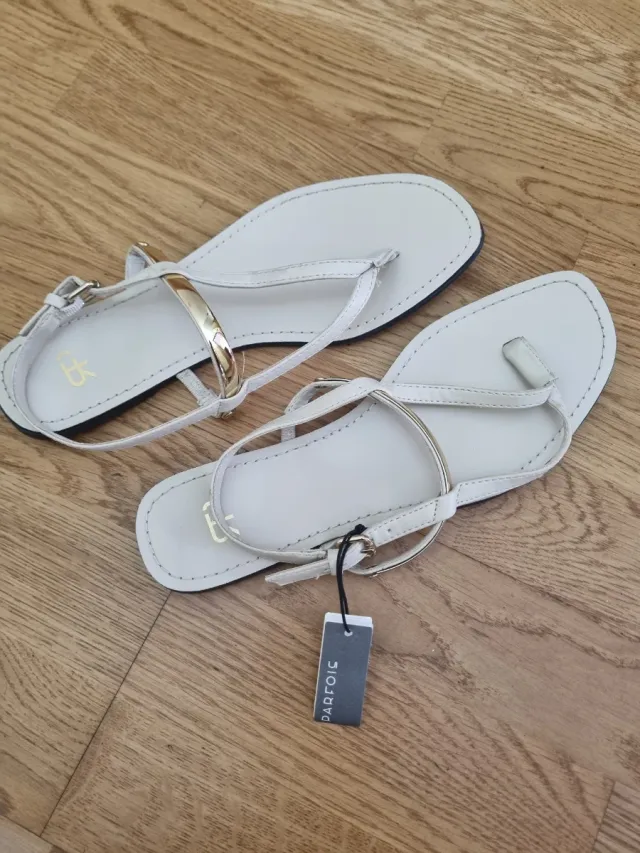 Sandalias PARFOIS doradas y blancas, con etiqueta.