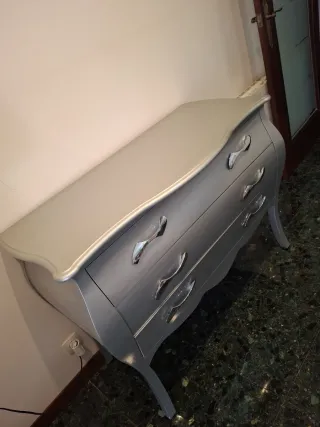 Cómoda plateada con 4 cajones