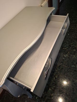 Cómoda plateada con 4 cajones