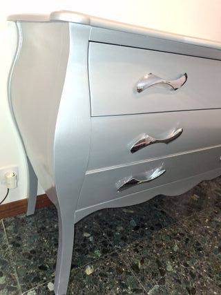 Cómoda plateada con 4 cajones