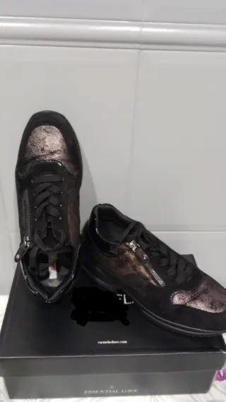 Zapatillas Bata Negro y Dorado