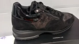 Zapatillas Bata Negro y Dorado